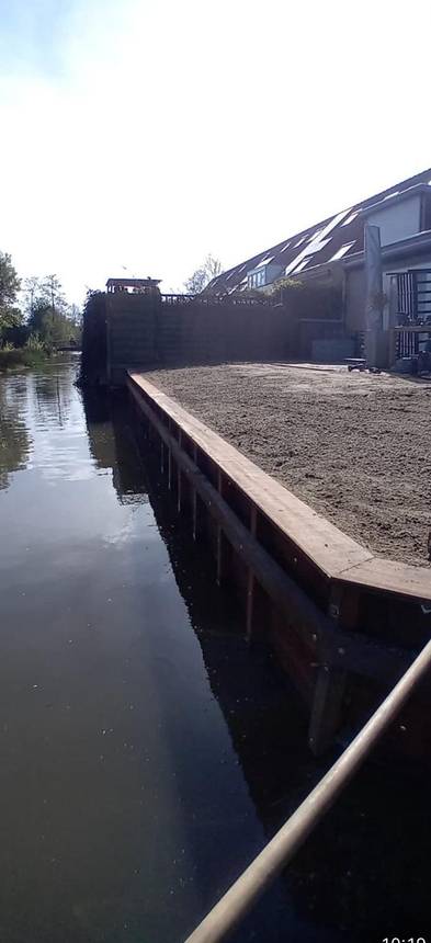 Nieuwe beschoeiing langs het water