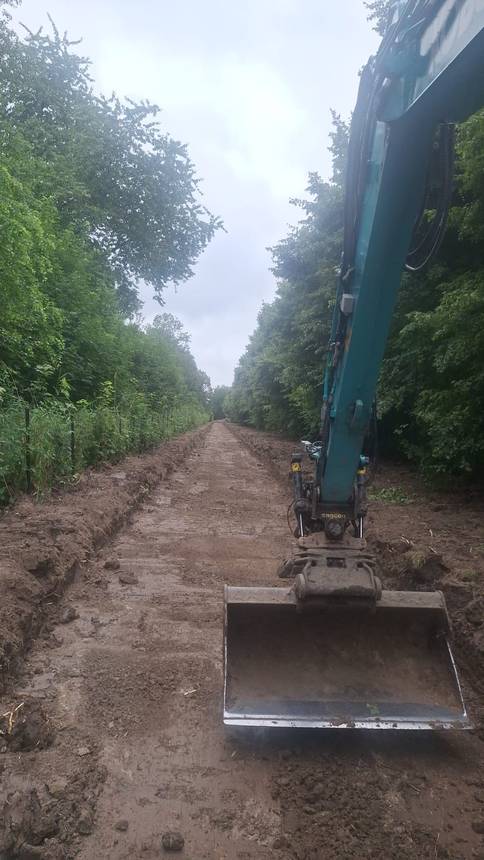 Graafwerk langs een bosrand in Flevoland