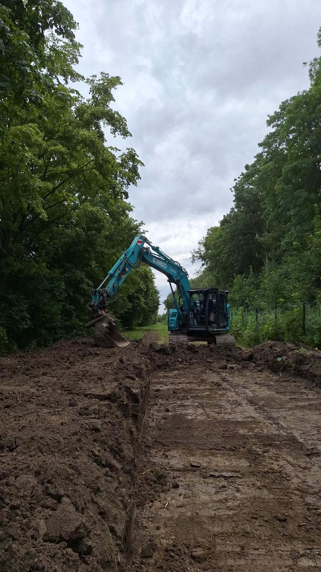 Grondwerk aan een pad in Flevoland
